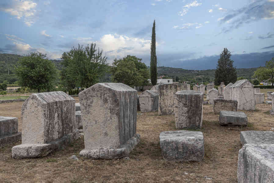 Bosnia y Herzegovina - Stolac - necrópolis de Radimlja - tumbas Stecci 01.jpg